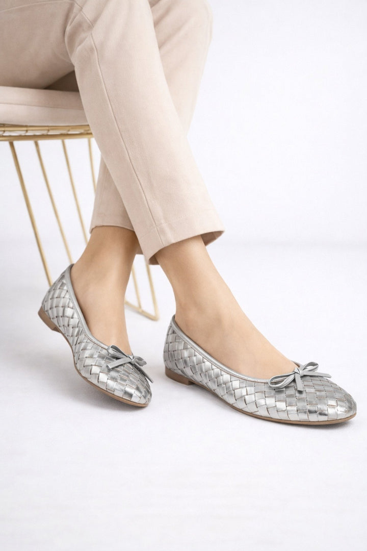 Kadın Gümüş Suni Deri Dokulu Örgü Desenli Fiyonklu Babet