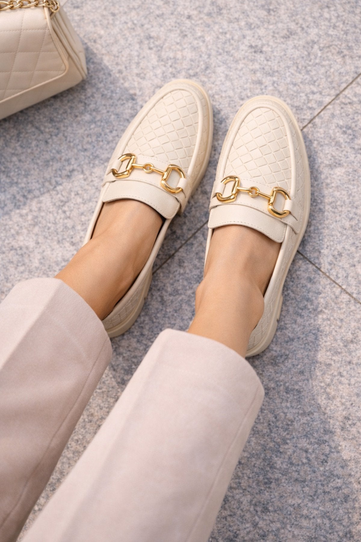 Kadın Örgü Desenli Gold Zincir Tokalı Kalın Tabanlı Loafer Ayakkabı