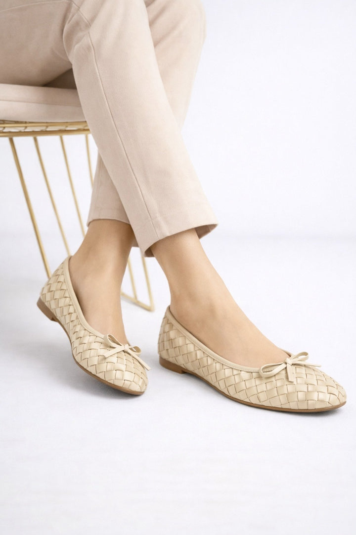 Kadın Bej Suni Deri Dokulu Örgü Desenli Fiyonklu Babet