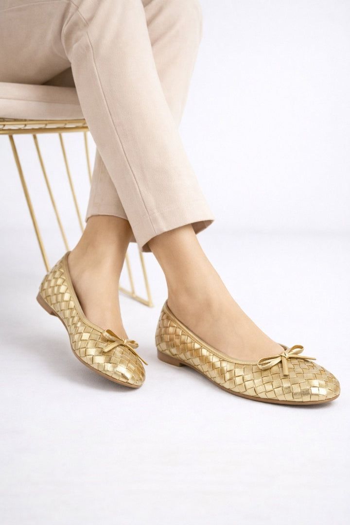 Kadın Altın Suni Deri Dokulu Örgü Desenli Fiyonklu Babet