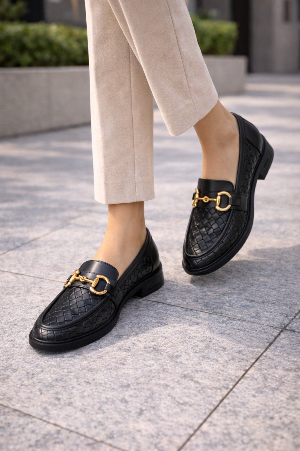 Kadın Örgü Desenli Gold Zincir Tokalı Kalın Tabanlı Loafer Ayakkabı
