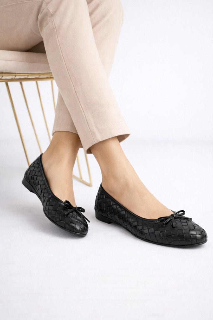 Kadın Siyah Suni Deri Dokulu Örgü Desenli Fiyonklu Babet